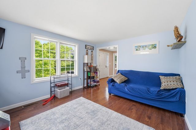 11 Eileen Avenue, Clinton, MA 01510