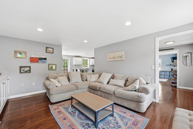 11 Eileen Avenue, Clinton, MA 01510