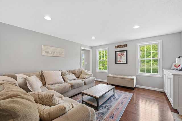 11 Eileen Avenue, Clinton, MA 01510