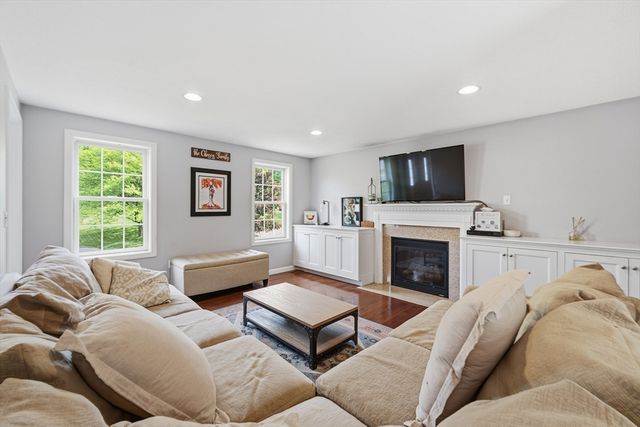 11 Eileen Avenue, Clinton, MA 01510