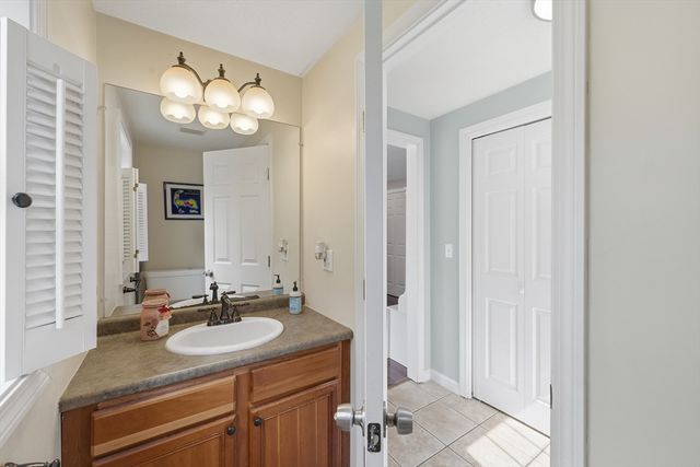 11 Eileen Avenue, Clinton, MA 01510
