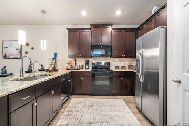 100 HUNTERS CP, San Antonio, TX 78253