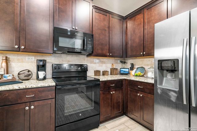 100 HUNTERS CP, San Antonio, TX 78253