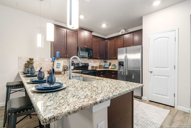 100 HUNTERS CP, San Antonio, TX 78253