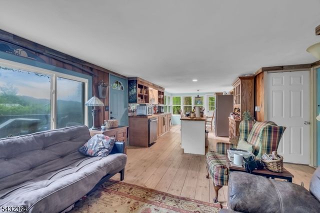 20 Plaza Dr, Hampton Twp., NJ 07860