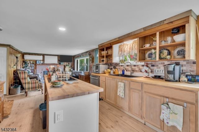20 Plaza Dr, Hampton Twp., NJ 07860