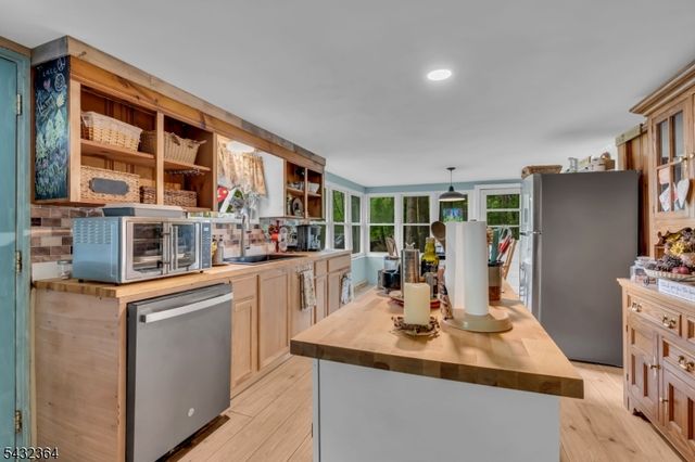 20 Plaza Dr, Hampton Twp., NJ 07860