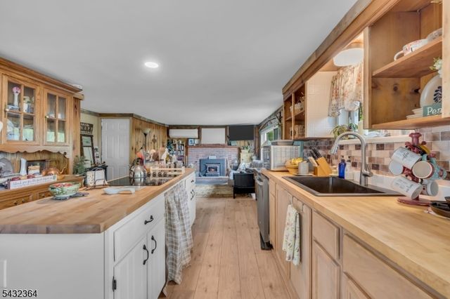 20 Plaza Dr, Hampton Twp., NJ 07860