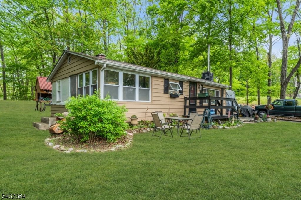 20 Plaza Dr, Hampton Twp., NJ 07860