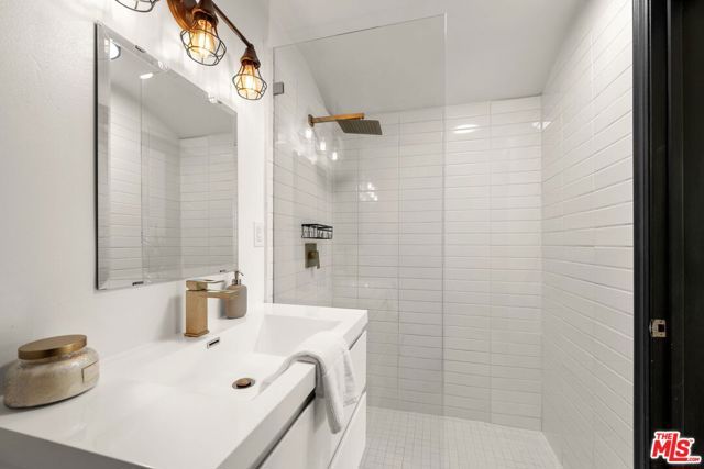 1116 S Highland Avenue, Los Angeles, CA 90019