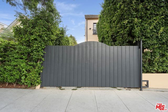 1116 S Highland Avenue, Los Angeles, CA 90019