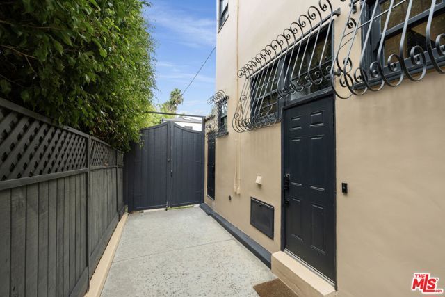 1116 S Highland Avenue, Los Angeles, CA 90019