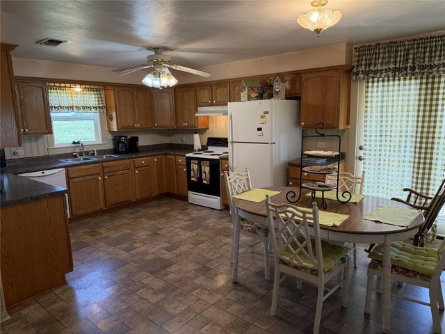 215 County Road 233, Hallettsville, TX 77964