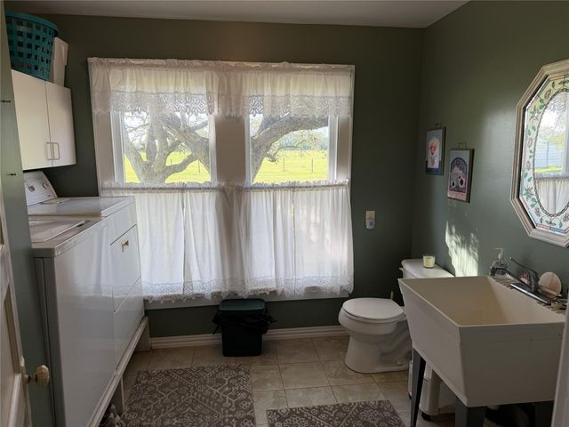 215 County Road 233, Hallettsville, TX 77964