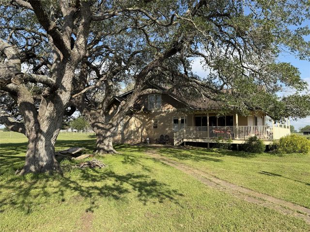 215 County Road 233, Hallettsville, TX 77964