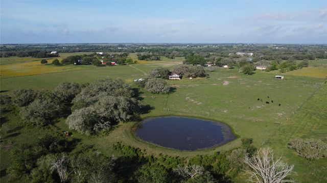 215 County Road 233, Hallettsville, TX 77964