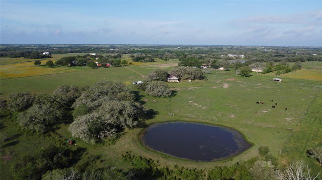 215 County Road 233, Hallettsville, TX 77964
