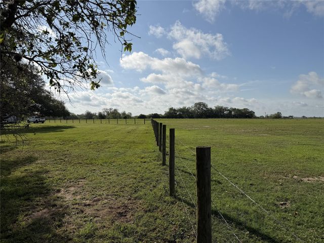 215 County Road 233, Hallettsville, TX 77964