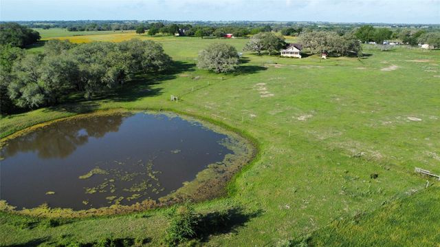 215 County Road 233, Hallettsville, TX 77964