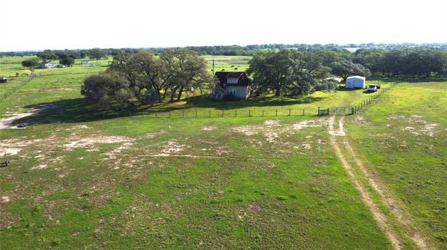 215 County Road 233, Hallettsville, TX 77964