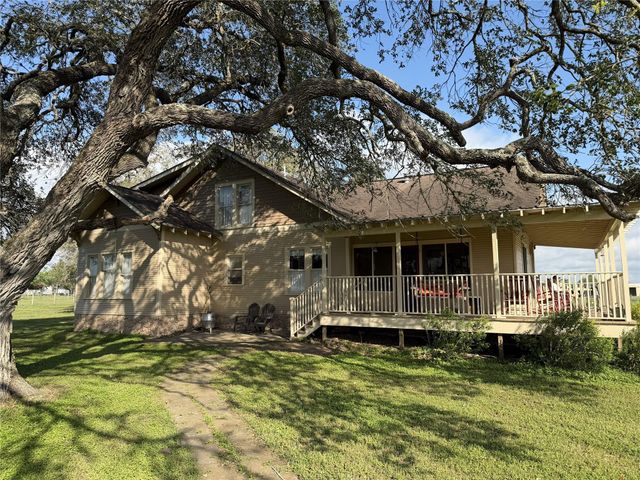 215 County Road 233, Hallettsville, TX 77964