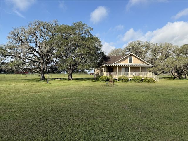 215 County Road 233, Hallettsville, TX 77964
