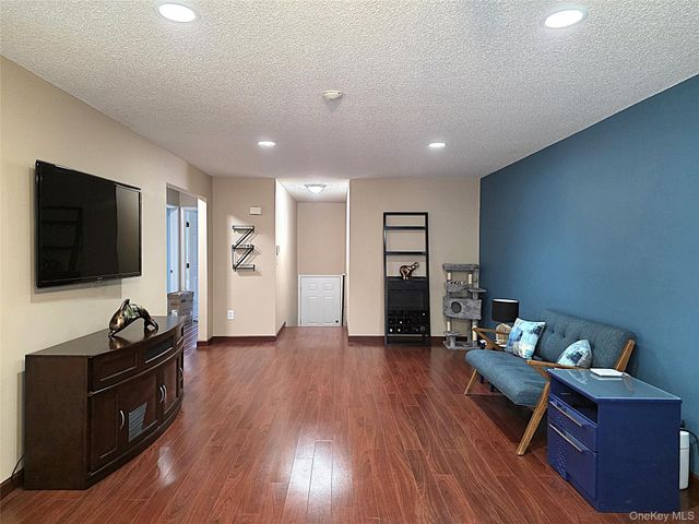 99 Eagle Ridge Way, Nanuet, NY 10954