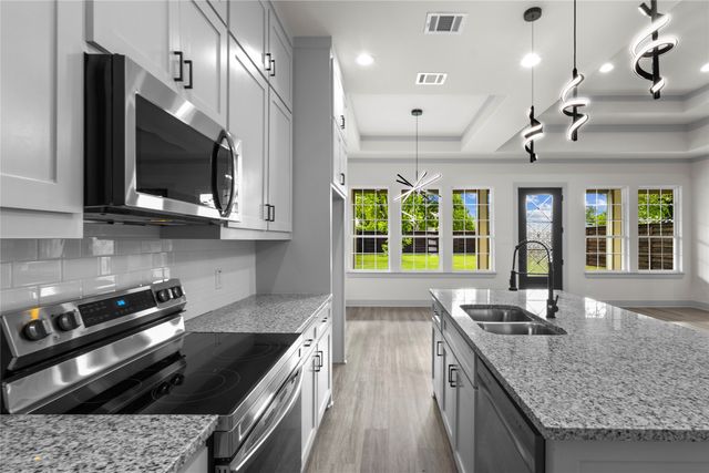 617 N DWIGHT Avenue, Dallas, TX 75211