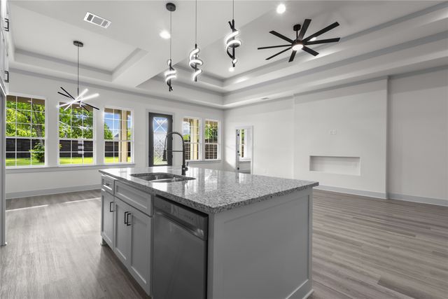 617 N DWIGHT Avenue, Dallas, TX 75211