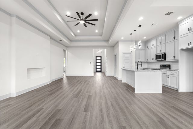 617 N DWIGHT Avenue, Dallas, TX 75211
