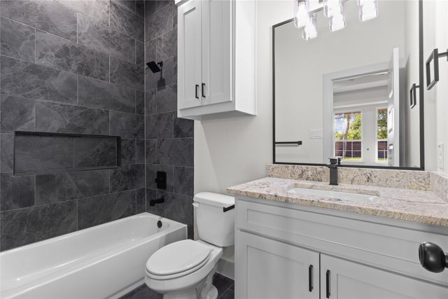 617 N DWIGHT Avenue, Dallas, TX 75211