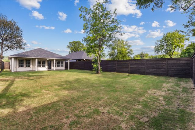 617 N DWIGHT Avenue, Dallas, TX 75211