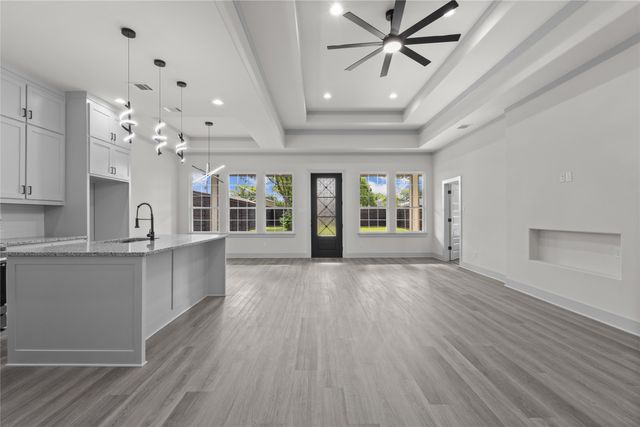 617 N DWIGHT Avenue, Dallas, TX 75211