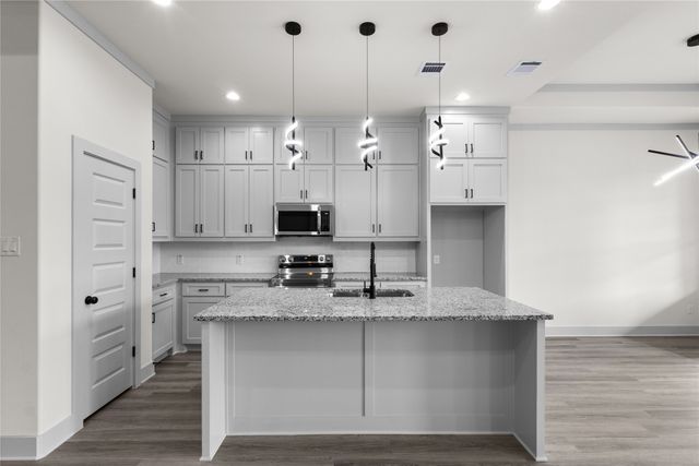 617 N DWIGHT Avenue, Dallas, TX 75211