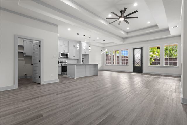 617 N DWIGHT Avenue, Dallas, TX 75211
