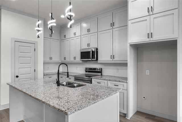 617 N DWIGHT Avenue, Dallas, TX 75211