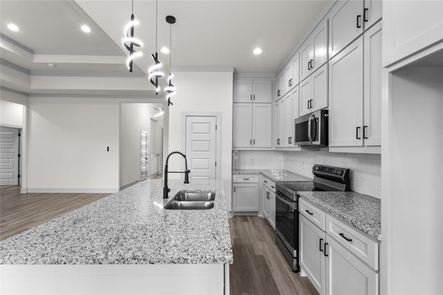 617 N DWIGHT Avenue, Dallas, TX 75211
