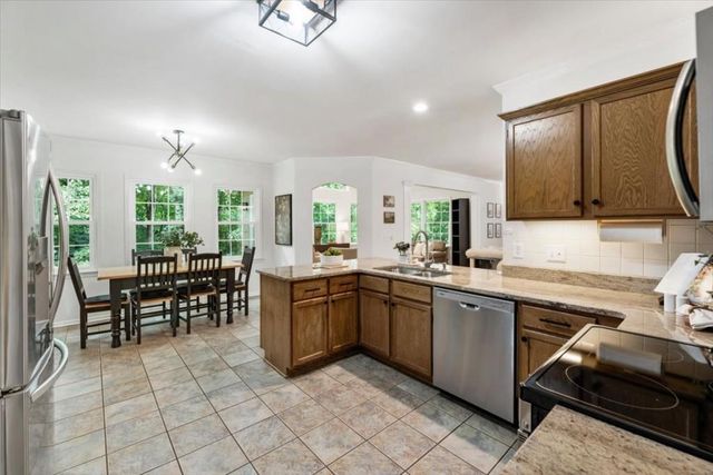 523 Summer Terrace, Woodstock, GA 30189