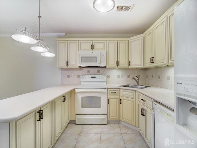 153 Wycoff Way W, East Brunswick, NJ 08816