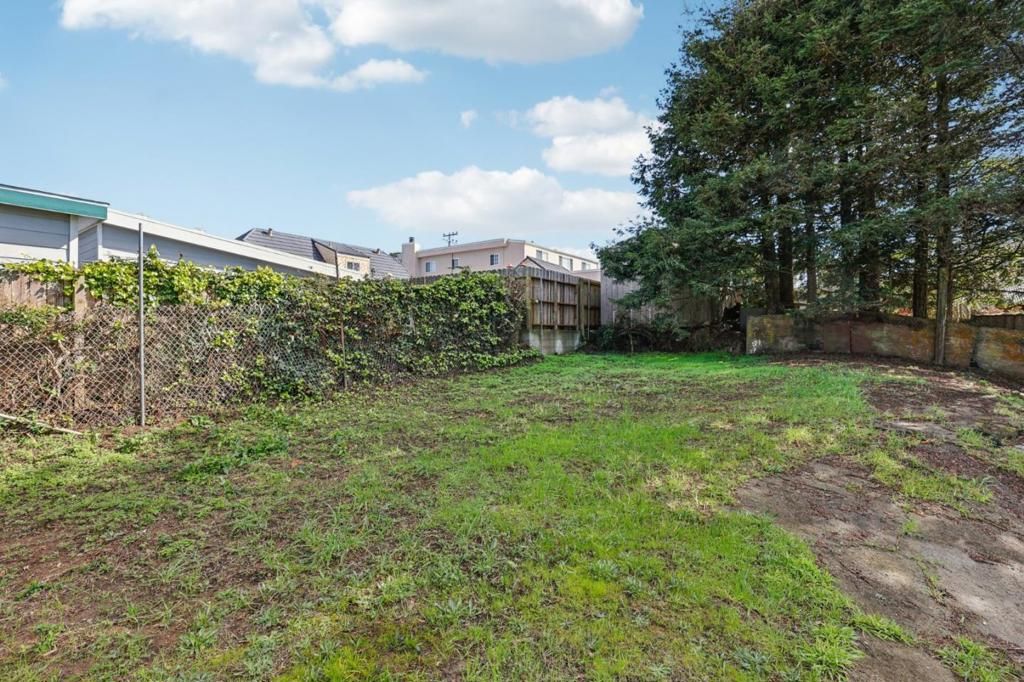 Image 25 of property listing at 483 Heathcliff Drive, Pacifica, CA 94044