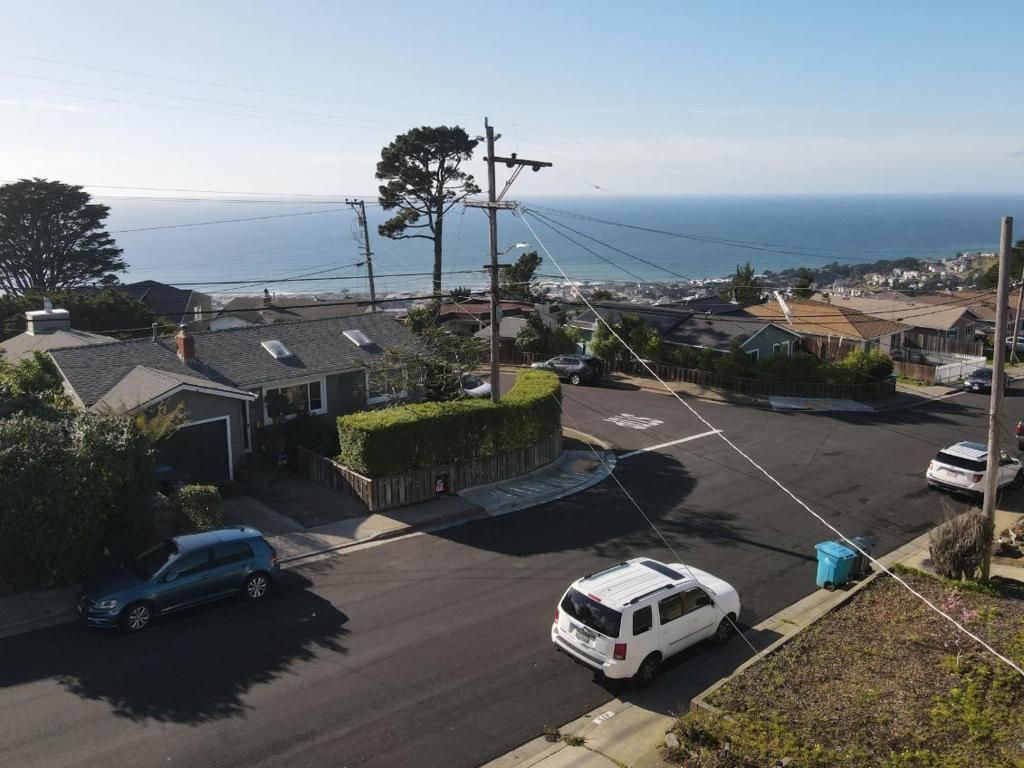 Image 28 of property listing at 483 Heathcliff Drive, Pacifica, CA 94044