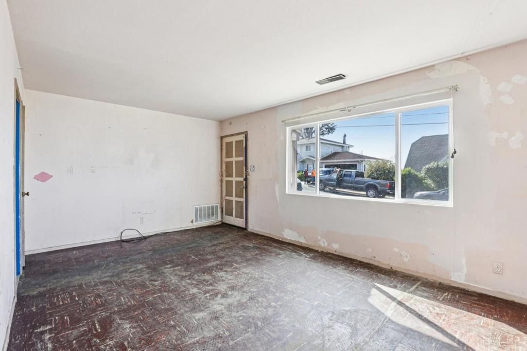 Image 4 of property listing at 483 Heathcliff Drive, Pacifica, CA 94044