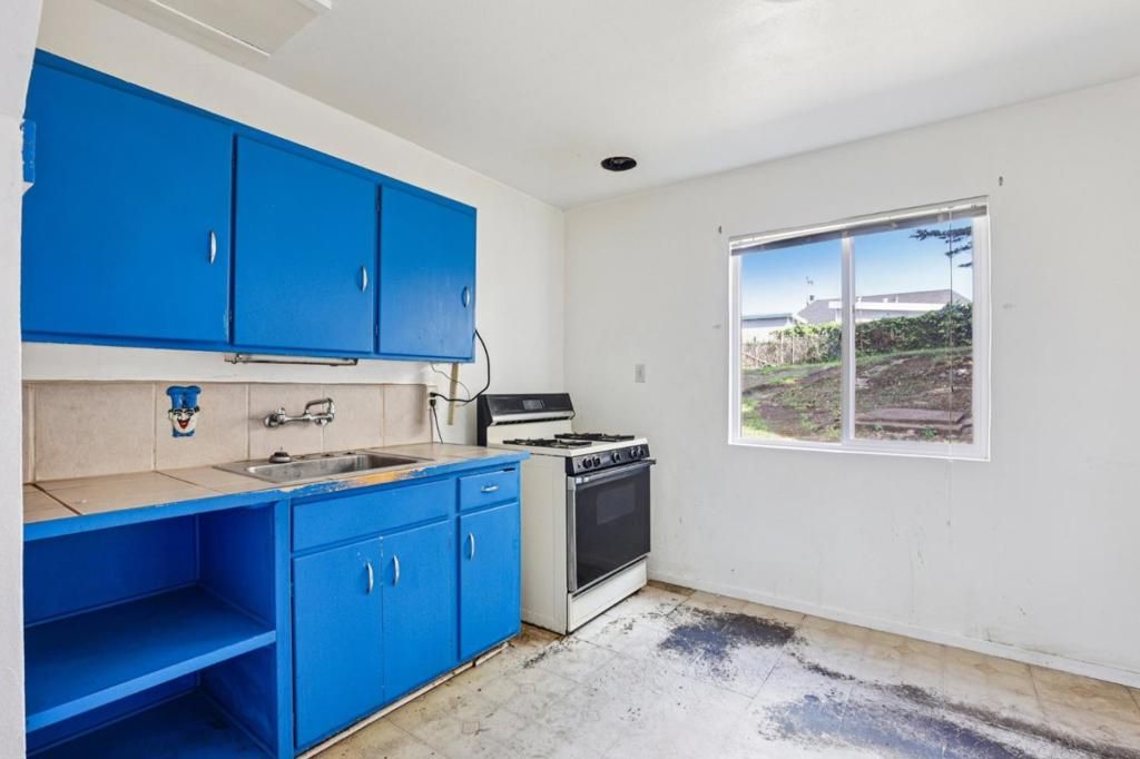 Image 8 of property listing at 483 Heathcliff Drive, Pacifica, CA 94044