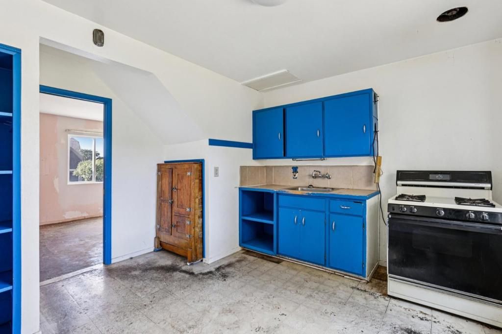 Image 9 of property listing at 483 Heathcliff Drive, Pacifica, CA 94044