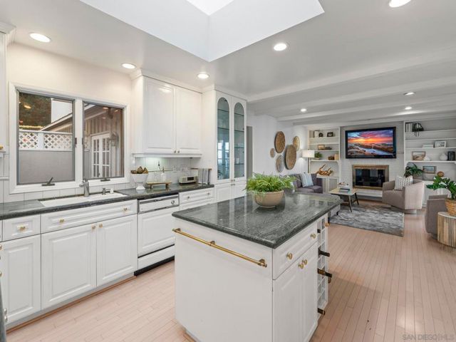 7753 Via Capri, La Jolla, CA 92037