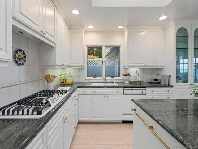 7753 Via Capri, La Jolla, CA 92037