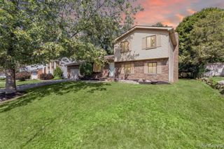 8962 Glasgow Drive, White Lake, MI 48386