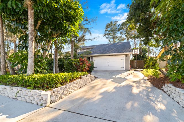 1045 Raintree Lane, Wellington, FL 33414