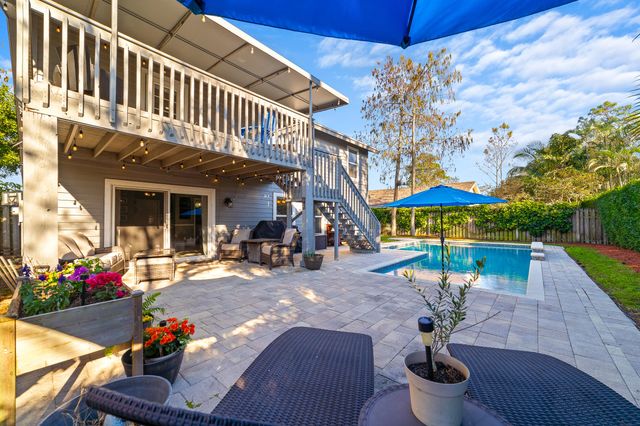 1045 Raintree Lane, Wellington, FL 33414