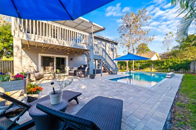 1045 Raintree Lane, Wellington, FL 33414